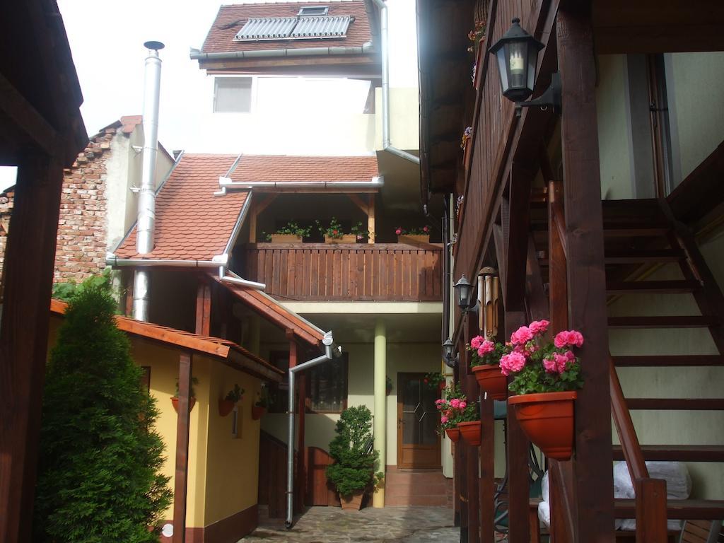 Pensiunea Cocosul Rosu Sibiu Bilik gambar